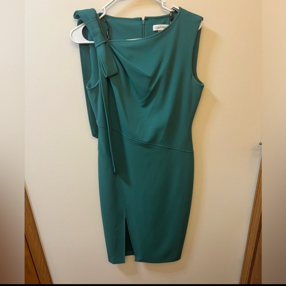 Calvin Klein Size 6 green cocktail dress
